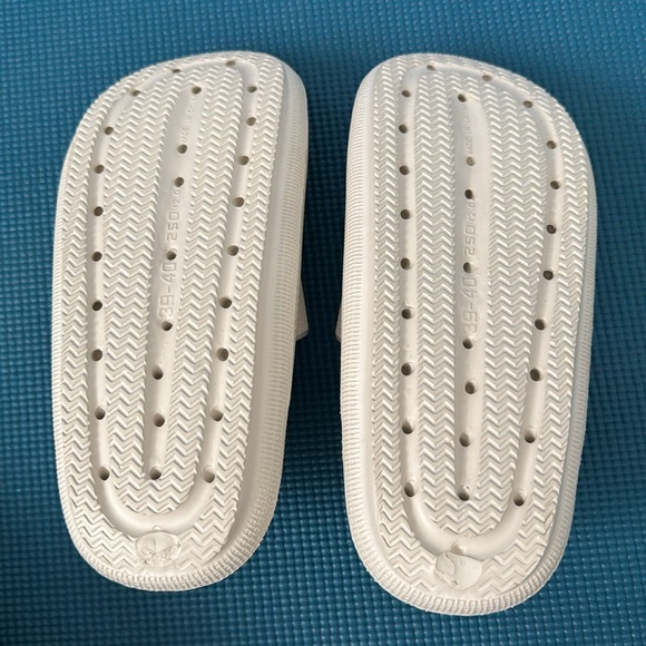 NEW Cloud Slides - Unisex - Picture 2 of 4